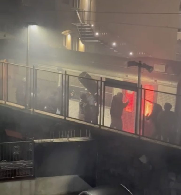Choc a Castellammare: tifosi della Juve Stabia assaltano il treno Circum con i supporter del Sorrento