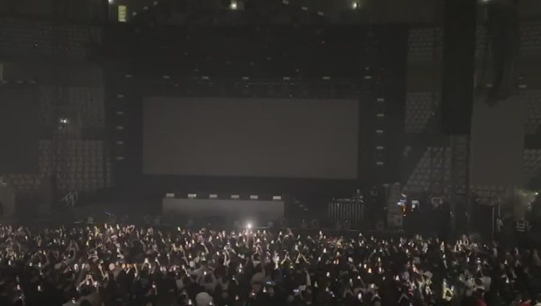 Capodanno a Roma, Tony Effe si esibisce sul palco con la fascia da sindaco