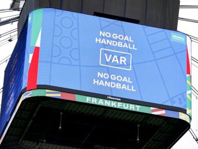 L’ex arbitro Pieri: “VAR spiegato negli stadi sarà un beneficio per tutti”