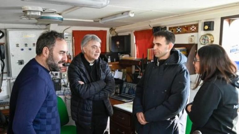 Napoli, don Mimmo Battaglia a bordo della nave per il salvataggio dei migranti