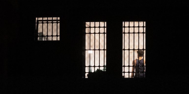 Giugliano, litiga con un uomo in strada e gli spara: arrestato 61enne