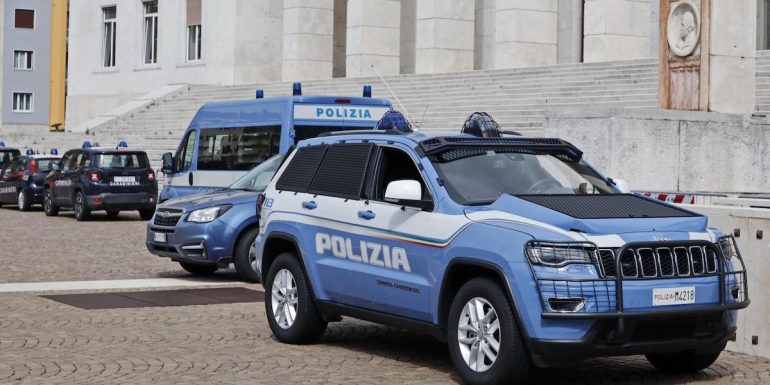 S.Antonio Abate, bloccato con 16 kg di sigarette di contrabbando e hashish