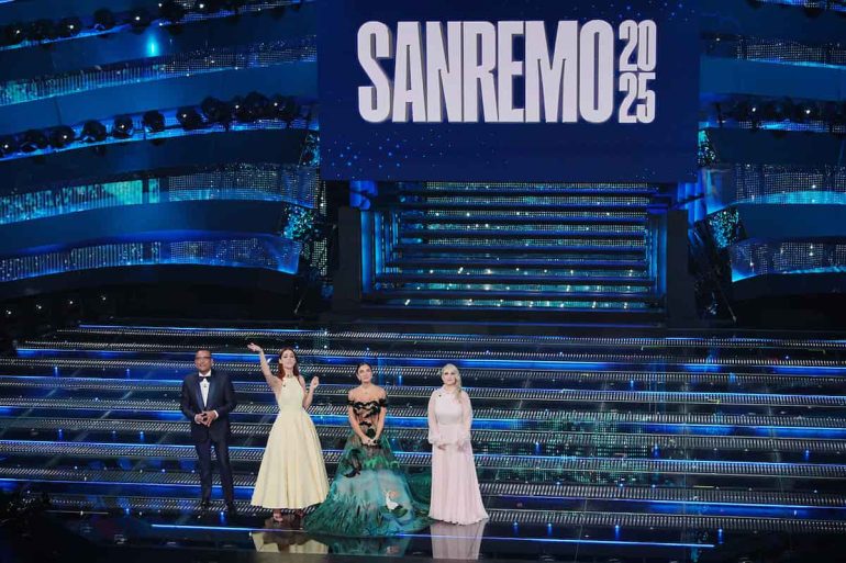 Sanremo 2025, scaletta della quarta serata del Festival: cantanti, ospiti, conduttori e orari
