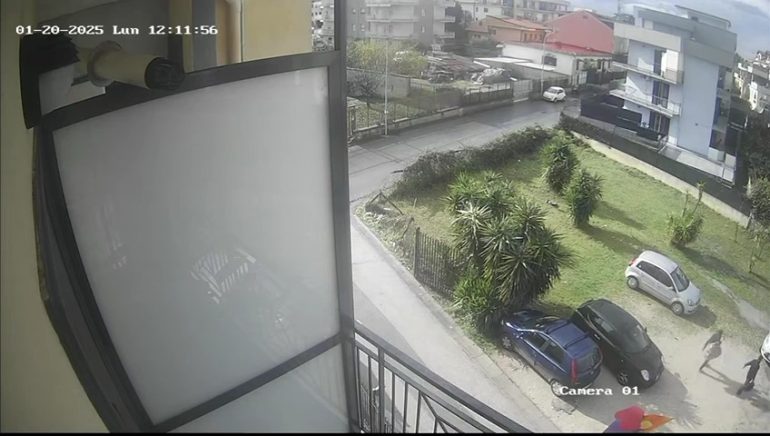 Mugnano, ladri con la valigia in azione in pieno giorno
