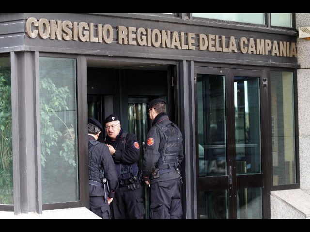 Portaborse con stipendi da dirigenti, nei guai sette consiglieri regionali