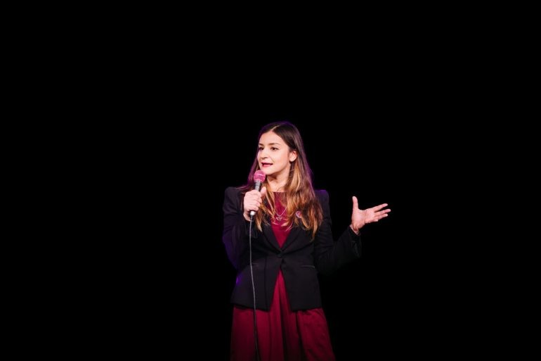 Paola Giglio porta al Teatro Civico 14 lo spettacolo “Television”, riflessione comica sulla storia della televisione
