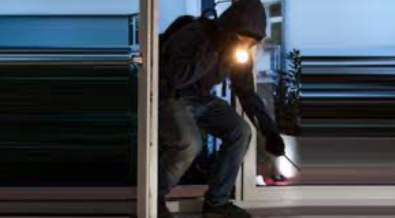 Sant’Arpino, ladri entra in casa ma ci sono madre e figlia che si rifugiano in bagno e chiamano i carabinieri