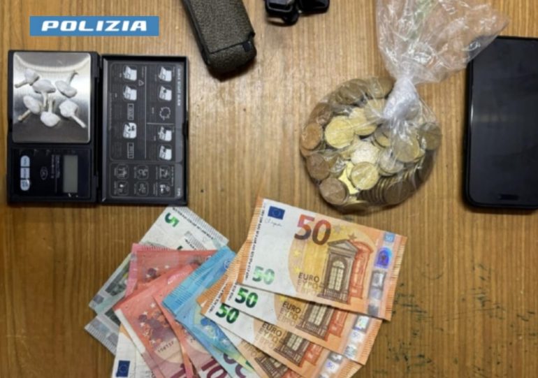 Napoli, spaccio in Piazza Carlo III: arrestato pusher 21enne dai poliziotti fuori servizio