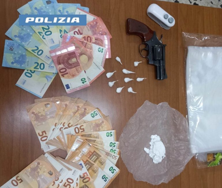 Bagnoli, sorpresa in casa con la droga e una pistola: arrestata 38enne