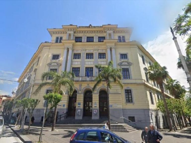 Salerno, con la pistola giocattolo al liceo Tasso