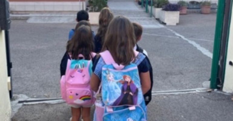 Bambina arriva sola a scuola: la madre era morta in casa
