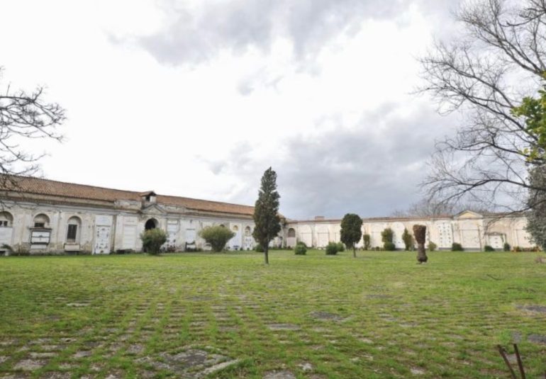 napoli, cimitero delle 366 fosse