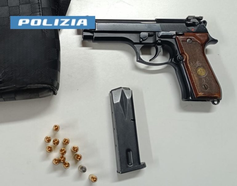 Acerra, sorpreso con una pistola e munizioni: arrestato 19enne