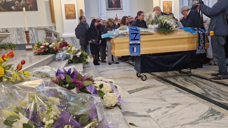 Napoli, l’addio al giornalista Fabio Postiglione, tra lacrime e ricordi