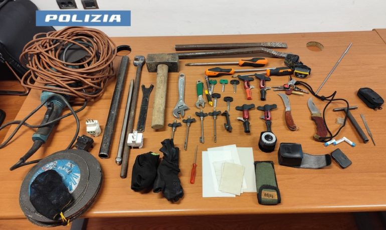 Napoli, arrestato sulla Tangenziale con gioielli rubati e arnesi da scasso