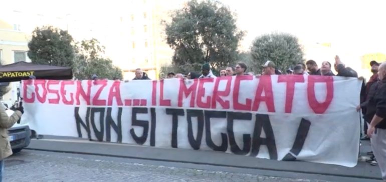 Napoli, protestano gli ambulanti del mercato del rione Don Guanella