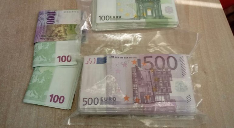 Benevento, in casa bilancino e 14mila euro custoditi in buste sottovuoto: denunciata una 44enne