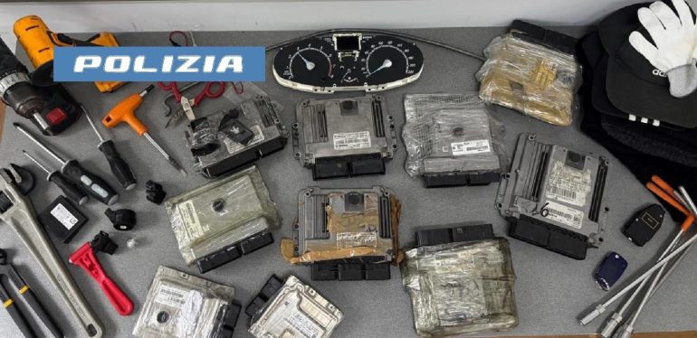 Napoli, sorpresi con 10 centraline e arnesi da scasso, denunciati due uomini