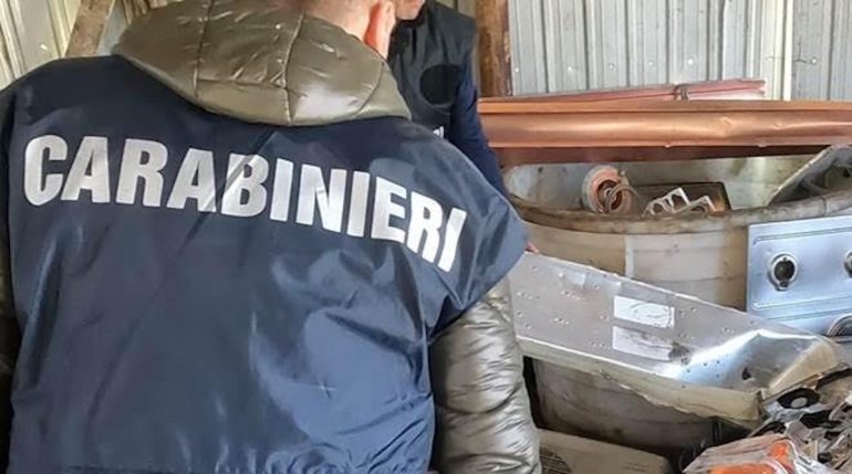 Gricignano di Aversa, sorpresi a smontare un’auto rubata: un arresto e una denuncia