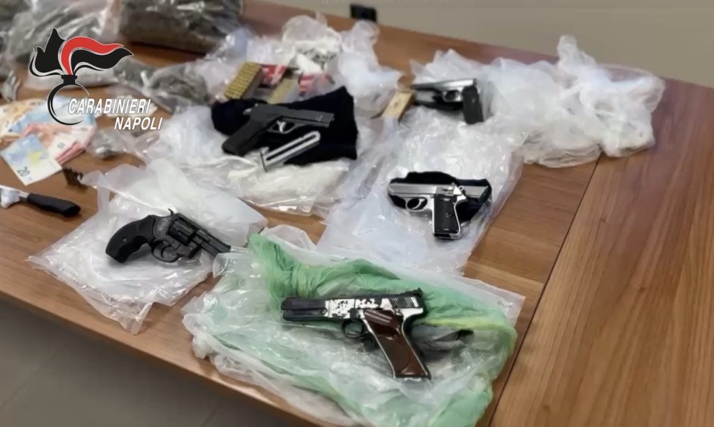 Napoli, inseguito due volte dai Carabinieri, finisce in manette: in casa armi, droga e denaro