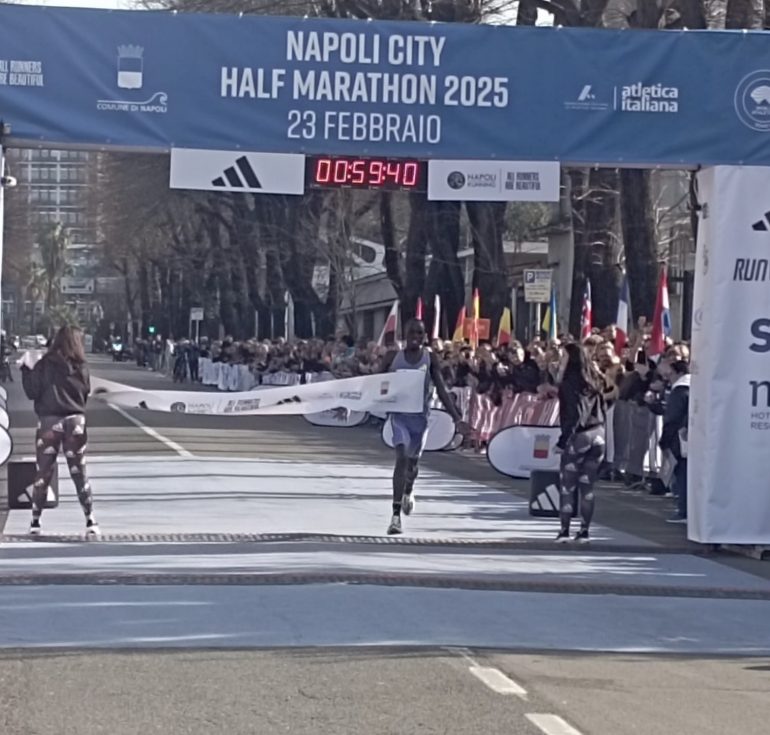 Napoli City Half Marathon, un fiume di atleti affascinati dal magico panorama partenopeo.