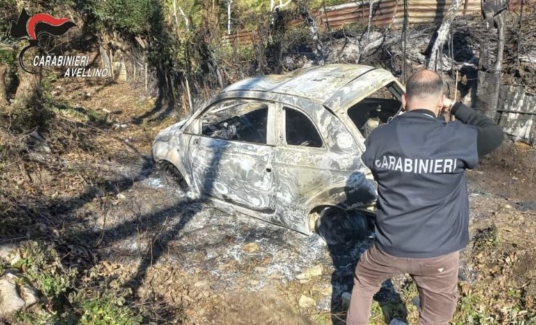 Montoro, rapinano supermercato poi i banditi incendiano l’auto