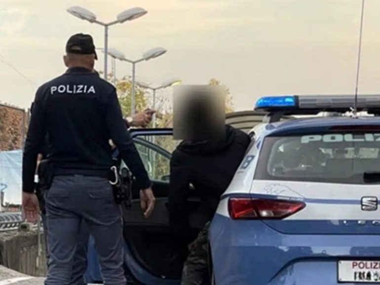 Battipaglia, minaccia passanti con bottiglie di vetro e aggredisce un agente: arrestato 31enne