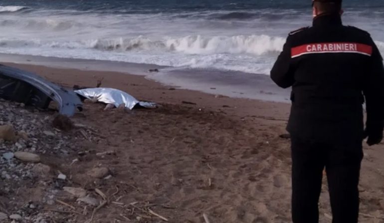 Procida, cadavere in spiaggia: indagini dei carabinieri