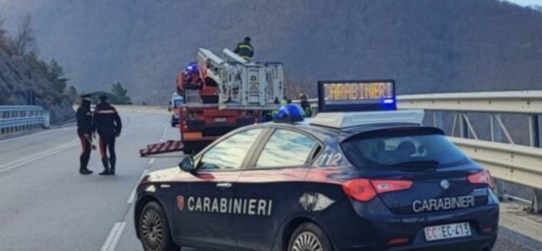 Avellino, 25enne si lancia dal cavalcavia della Statale 7