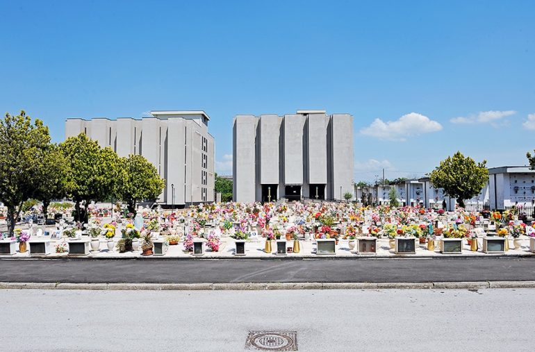 Pomigliano d’Arco, revoca delle autorizzazioni: salma bloccata davanti al cimitero