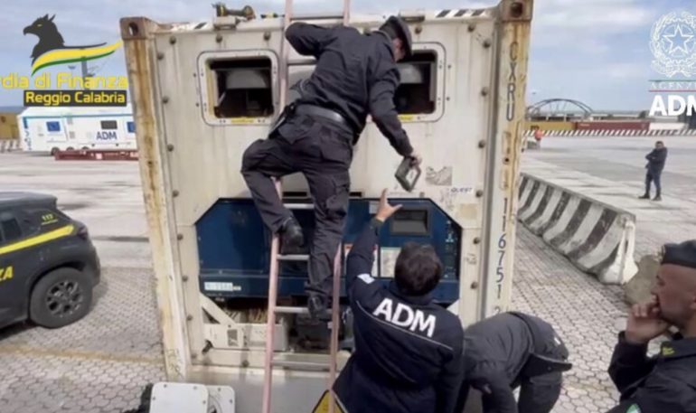 Maxi-sequestro di cocaina al porto di Gioia Tauro:  788 chili di droga