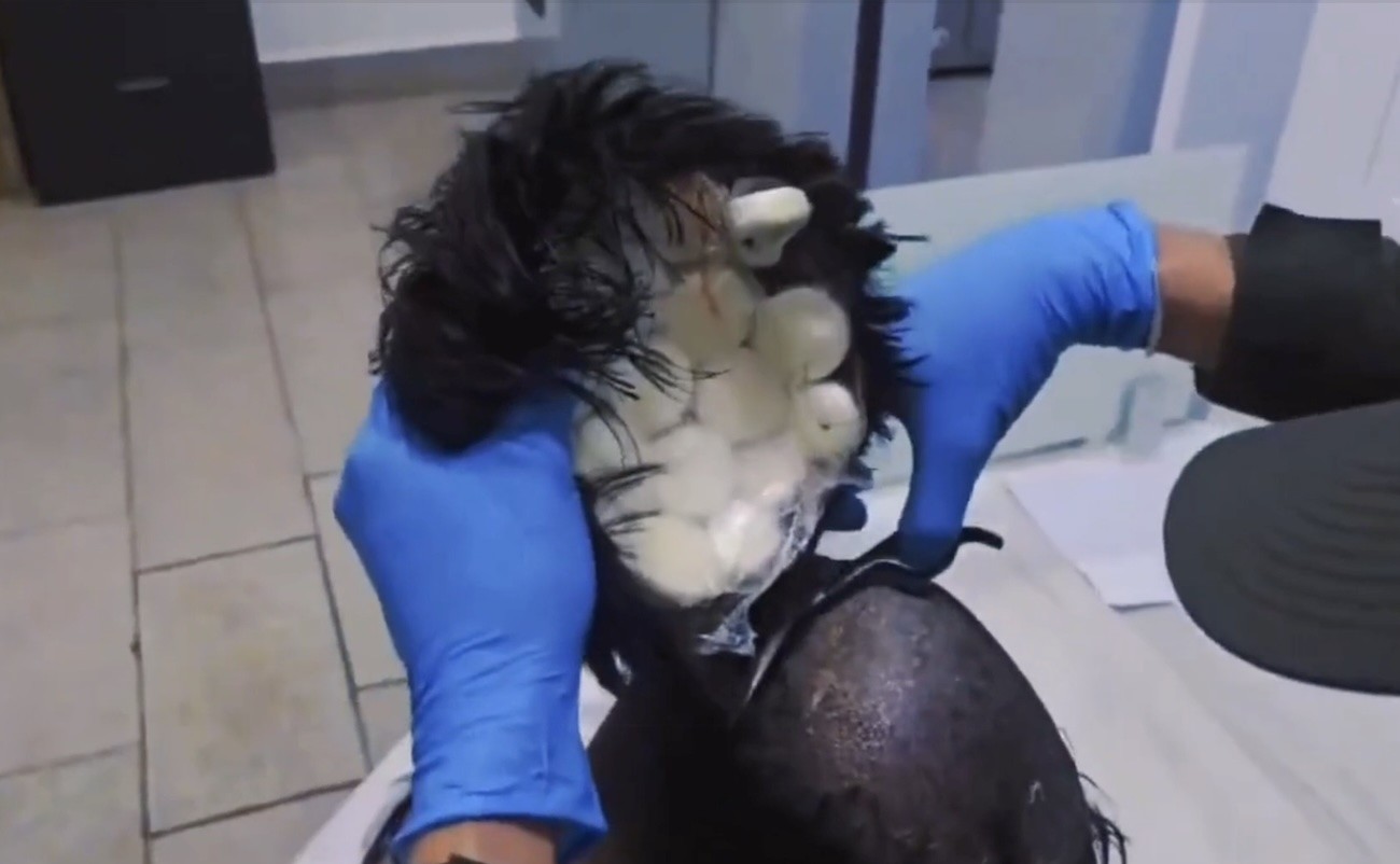 Cocaina nascosta sotto il parrucchino: arrestato in aeroporto. Il video virale sui social