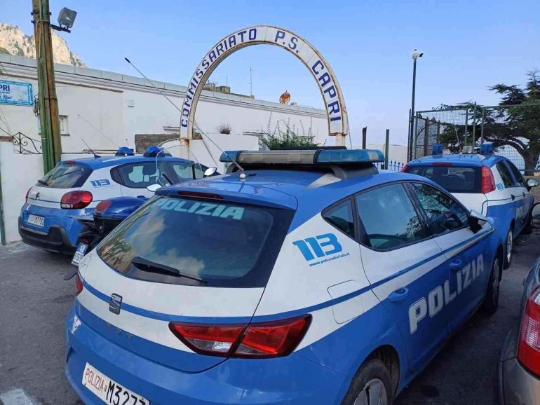 Capri 35enne aggredisce i poliziotti dopo aver minacciato passanti