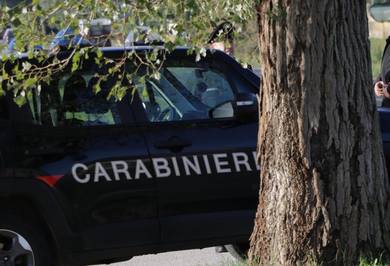 Sorpreso dai carabinieri a spacciare coca, ingrana la marcia e li travolge:  22enne arrestato