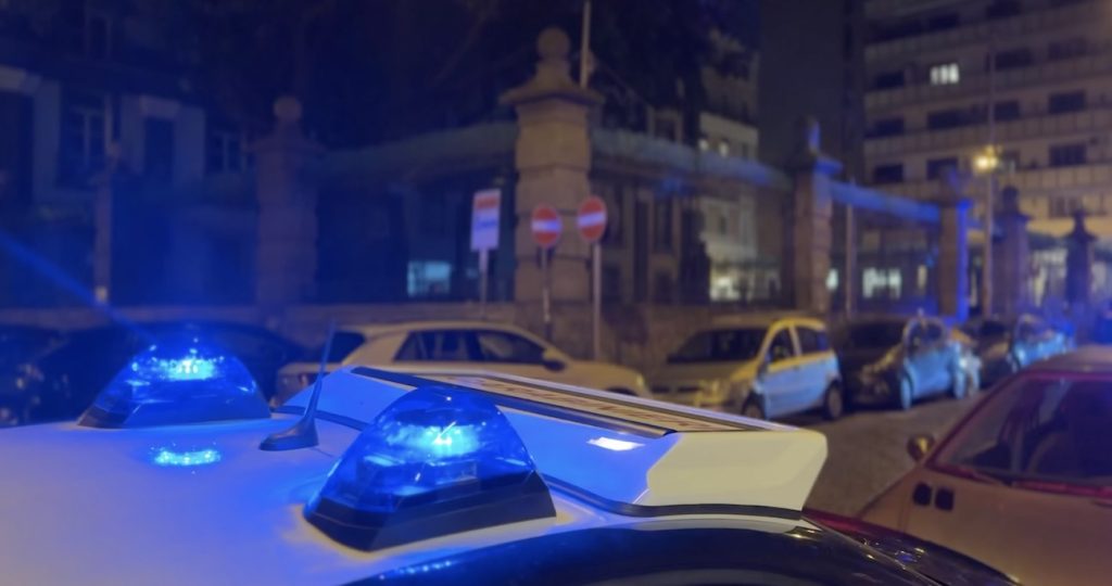 Napoli, blitz nella movida di Chiaia: B&B fantasma e furti di energia. Al buio due locali