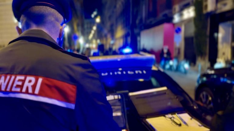 Napoli, blitz dei carabinieri nella movida di Chiaia: 19enne fermato con coltello da 21 cm
