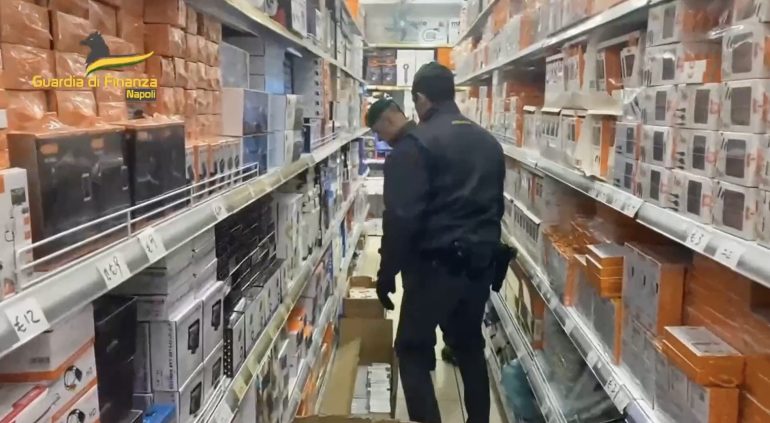 Napoli, la Guardia di Finanza: sequestra milioni di videogiochi pirata e articoli contraffatti