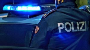 Sanità, tenta la fuga con la droga: arrestato un 33enne