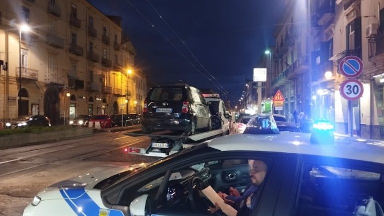 Napoli, minori armati in Piazza del Gesù: la polizia locale sequestra un coltello