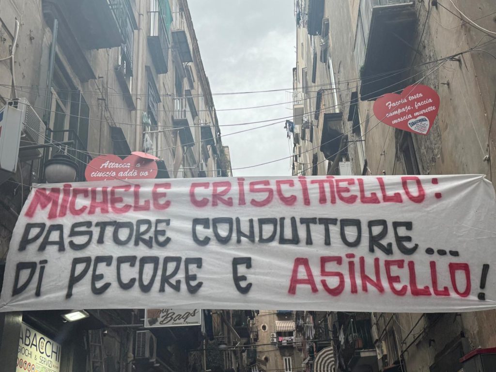 Striscione contro Michele Criscitiello ai Quartieri Spagnoli di Napoli: “Asinello”