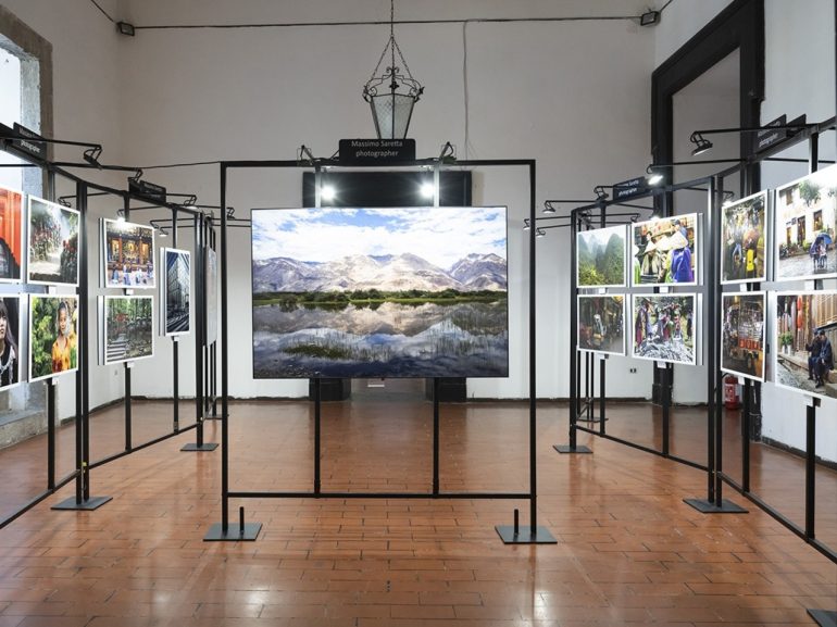 Massimo Saretta presenta la rivista Madeleine al Leica Store di Napoli durante un incontro fotografico