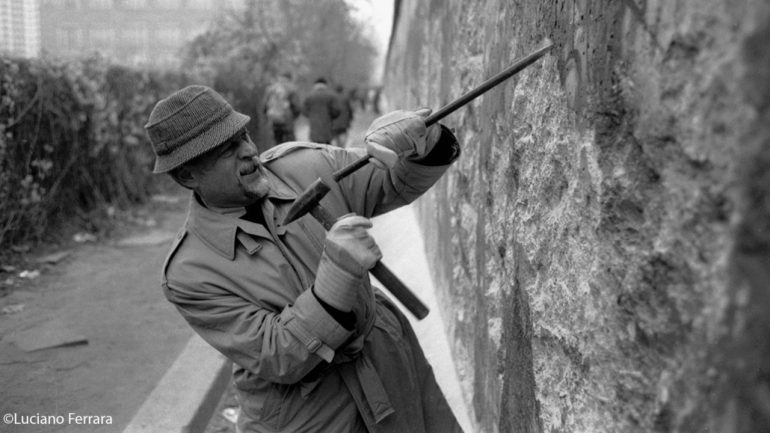 Mostra dedicata alle fotografie di Luciano Ferrara sul crollo del muro di Berlino