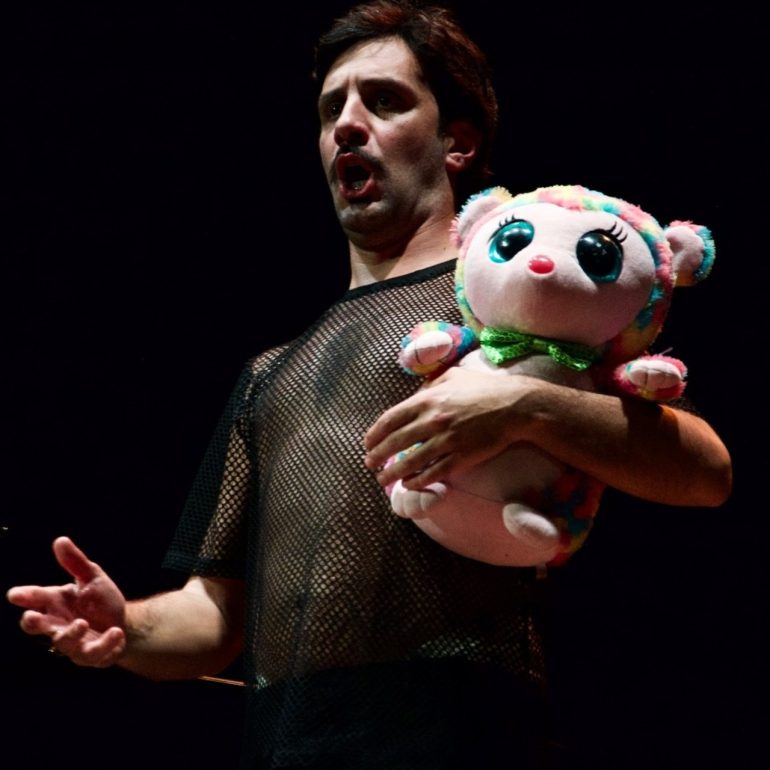 Stand up opera con Luca De Lorenzo: un’inedita fusione tra lirica e comicità
