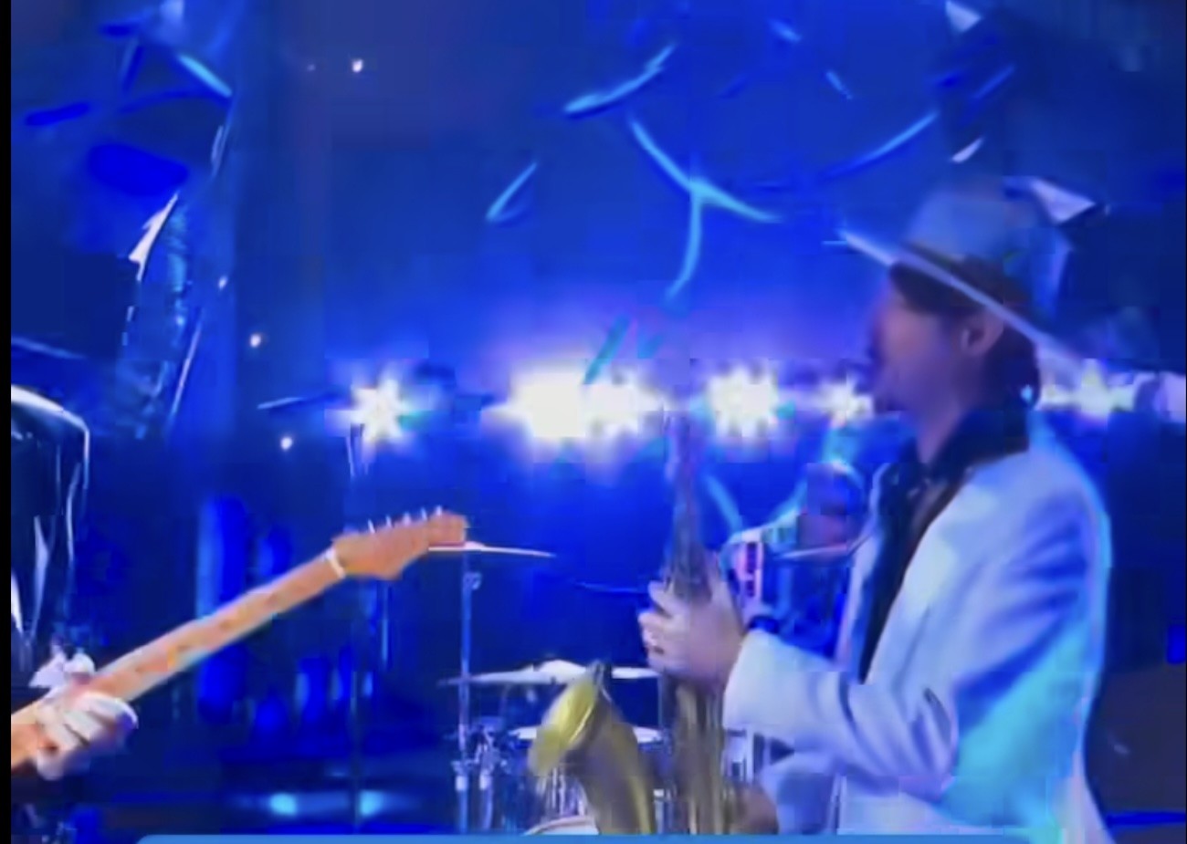 Sanremo 2025: “Rossetto e Caffè” ha fatto scatenare l’Ariston con il sax a sorpresa di Daniele Vitale