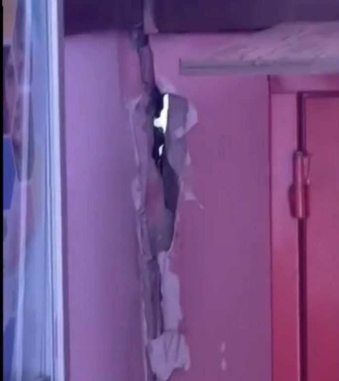 Napoli, danni da terremoto alla scuola di Fuorigrotta: le mamme postano il video