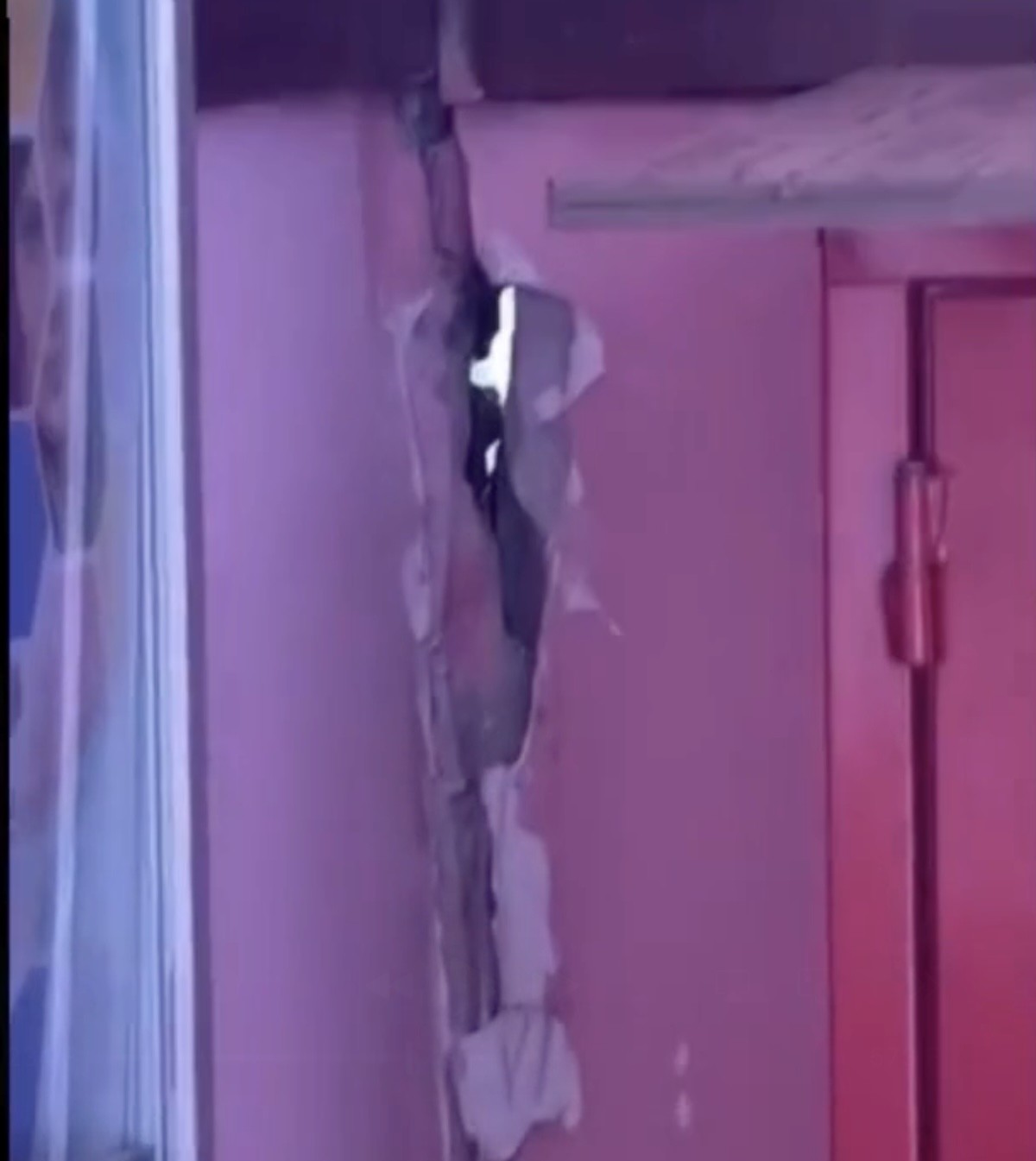 Napoli, danni da terremoto alla scuola di Fuorigrotta: le mamme postano il video