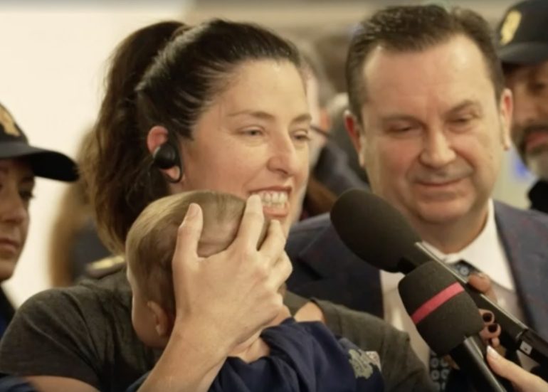Ethan torna a casa: festa e commozione all’aeroporto di Capodichino