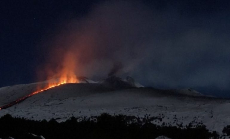 Etna in eruzione: uno spettacolo di lava e neve