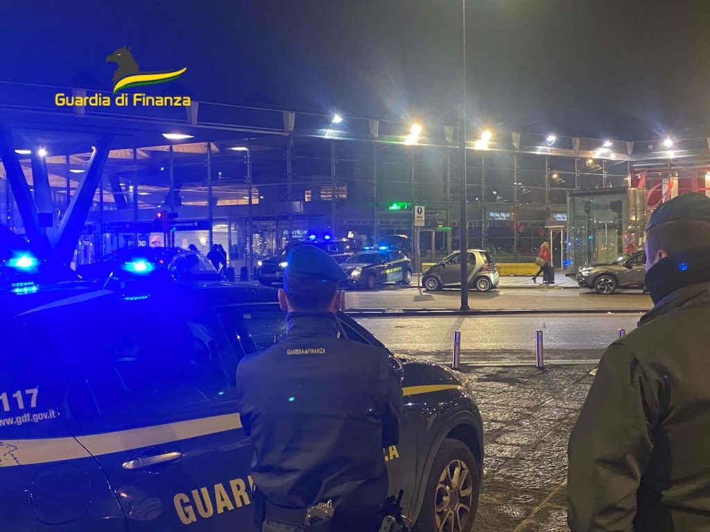 Napoli, scippa una coppia nella notte di San Velentino: arrestato 31enne