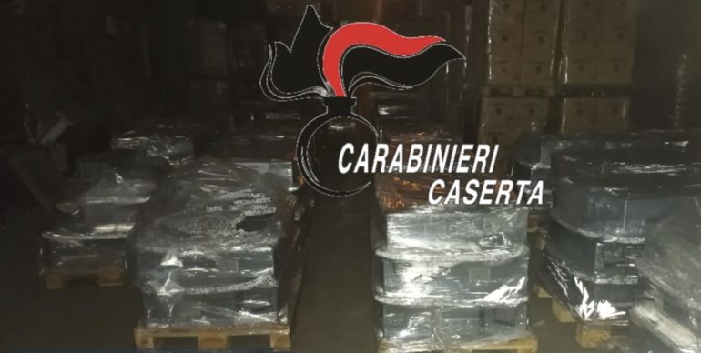 Frignano, scoperto capannone con 25 bancali di batterie rubate: 53enne nei guai